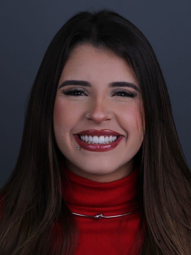 Paciente da Clínica New Concept sorrindo