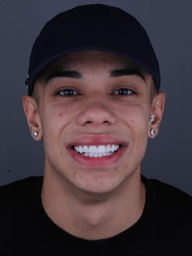 Paciente da Clínica New Concept sorrindo