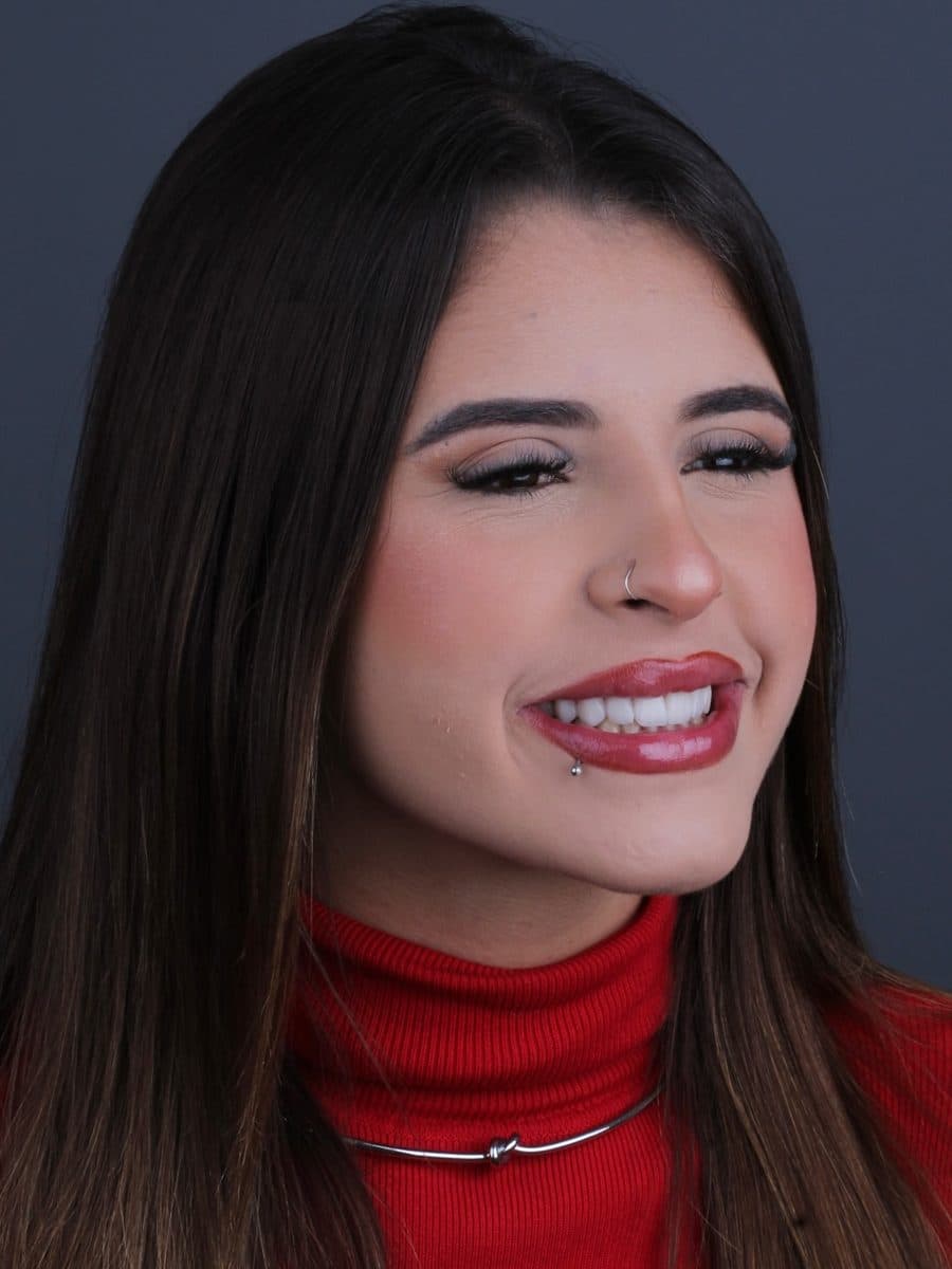 Paciente da Clínica New Concept sorrindo